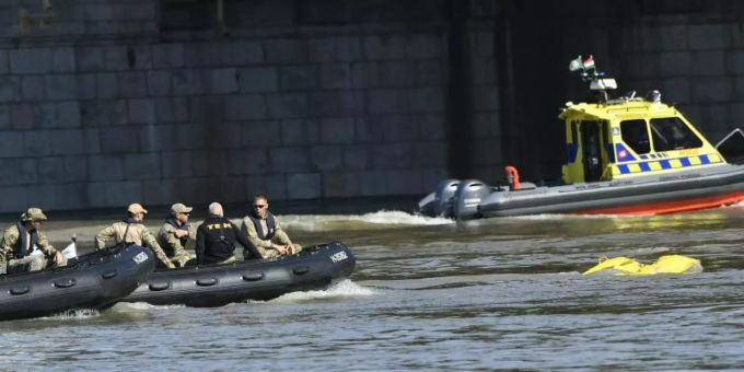 Fünf Tage nach dem schweren Unglück auf der Donau bemühen sich Einsatzkräfte in Budapest weiter um die Bergung des Wracks. Schiffsunglück auf der Donau