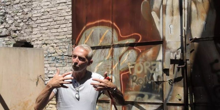 Stefano Antonelli auf dem Gelände einer besetzten früheren Seifenfabrik, dem Museo Abusivo Gestito dai Rom (MAGR). Foto: Alvise Armellini