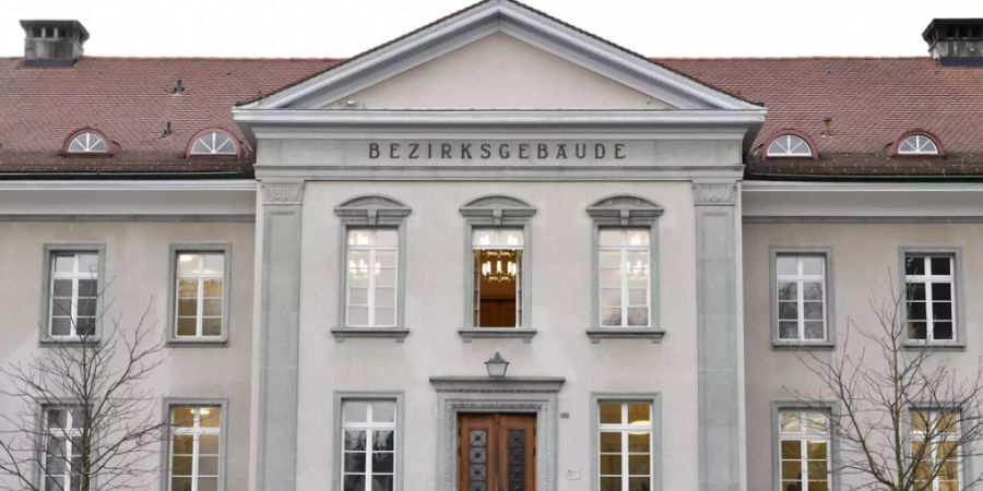 Vor dem Bezirksgericht in Bülach ZH werden zwei Mordtaten verhandelt. Die Anklägerin beantragt lebenslänglich für alle drei Beschuldigten und zudem Verwahrung für den Hauptangeklagten. (Archivbild)