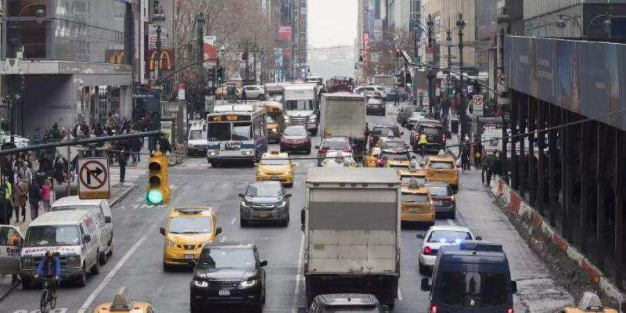 Der Verkehr staut sich auf der 42nd Street in New York. Gesetze für eine umweltfreundlichere Taxiflotte in New York haben tatsächlich zu einer besseren Luft geführt. Foto: Mary Altaffer/AP