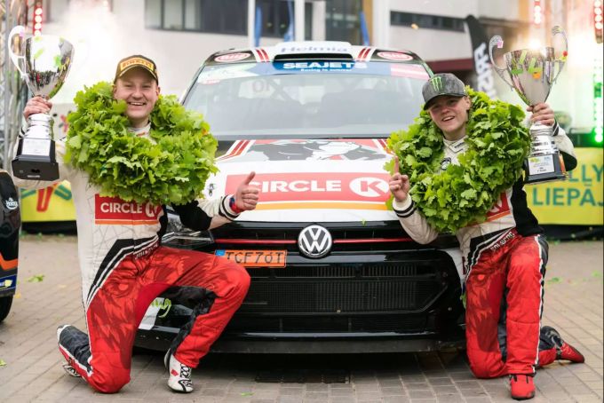 Oliver Solberg (re.) und Beifahrer Aaron Johnston gewannen ihre erste Rallye in der EM. Oliver Solberg Rallye