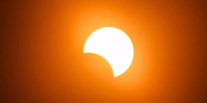 Der Mond schiebt sich über die Sonne. sternenhimmel sonnenfinsternis mond