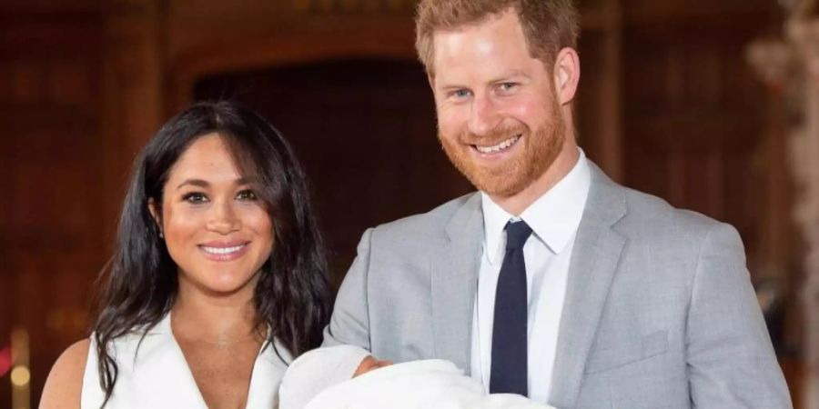 Prinz Harry und Meghan mit Sohn Archie in der St. George's Hall im Windsor Castle. Foto: Dominic Lipinski