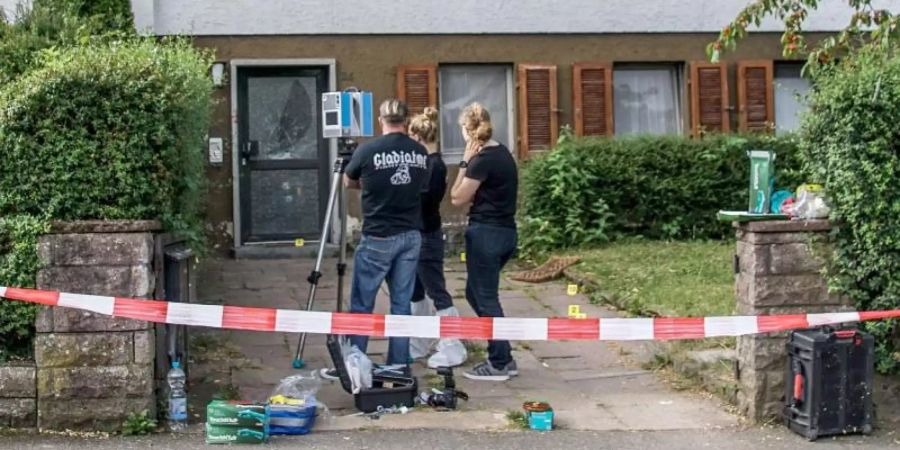 Mitarbeiter der Spurensicherung am Tatort, wo der Polizeieinsatz stattgefunden hat. Foto: Dettenmeyer/SDMG