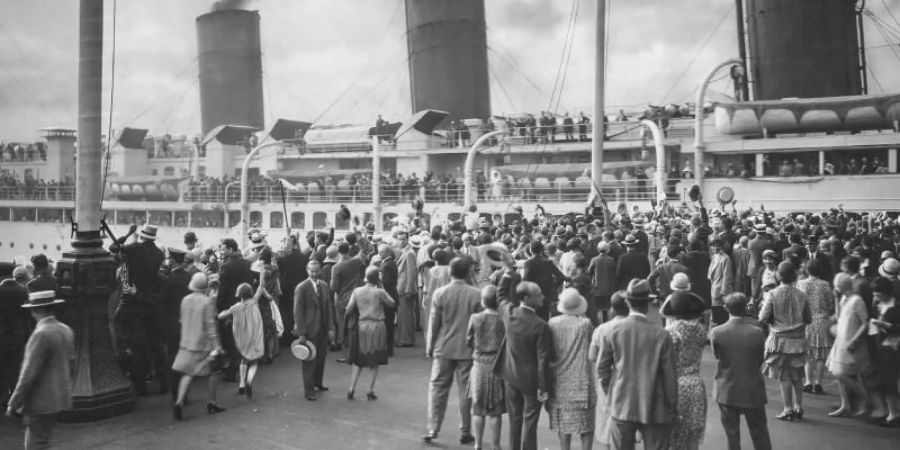 Die Abfahrt eines Transatlantikschiffs war in den Häfen immer ein grosses Ereignis. Foto: Arte/Archiv French Lines
