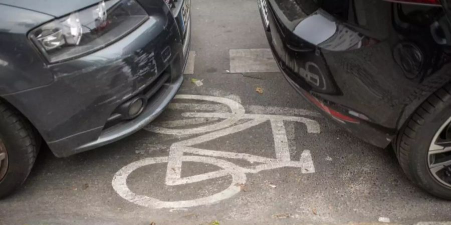 Wer auf einem Radweg hält, muss künftig in gravierenden Fällen mit Punkten in Flensburg rechnen. Foto: Alexander Heinl