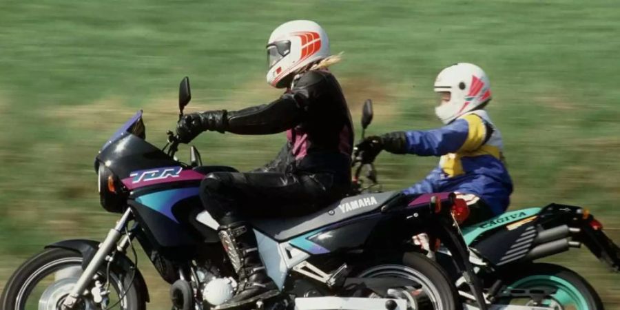 Eine Yamaha 125 TDR (vorn) und eine italienische Gagiva Super City, zwei Maschinen der 125er Klasse, bei einer Spazierfahrt. Foto: Hans König