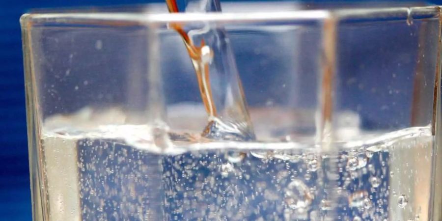 An heissen Tagen müssen besonders Senioren viel trinken. Am besten eignen sich Mineralwasser oder isotonische Getränke. Foto: Roland Weihrauch