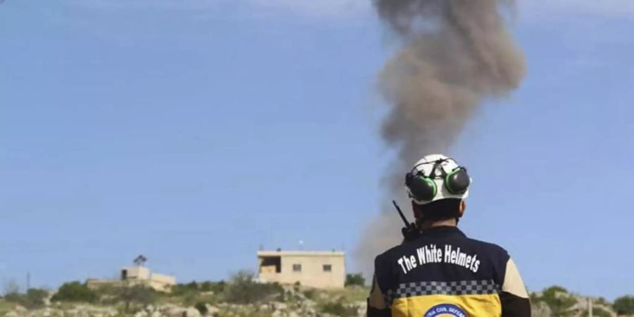 Ein Mitglied der syrischen Weisshelme. Foto: Syrian Civil Defense White Helmets/AP/Archiv