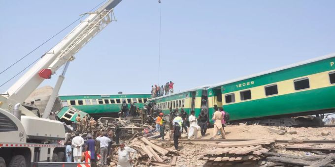 Elf Tote und Dutzende Verletzte bei Zugungl 252 ck in Pakistan
