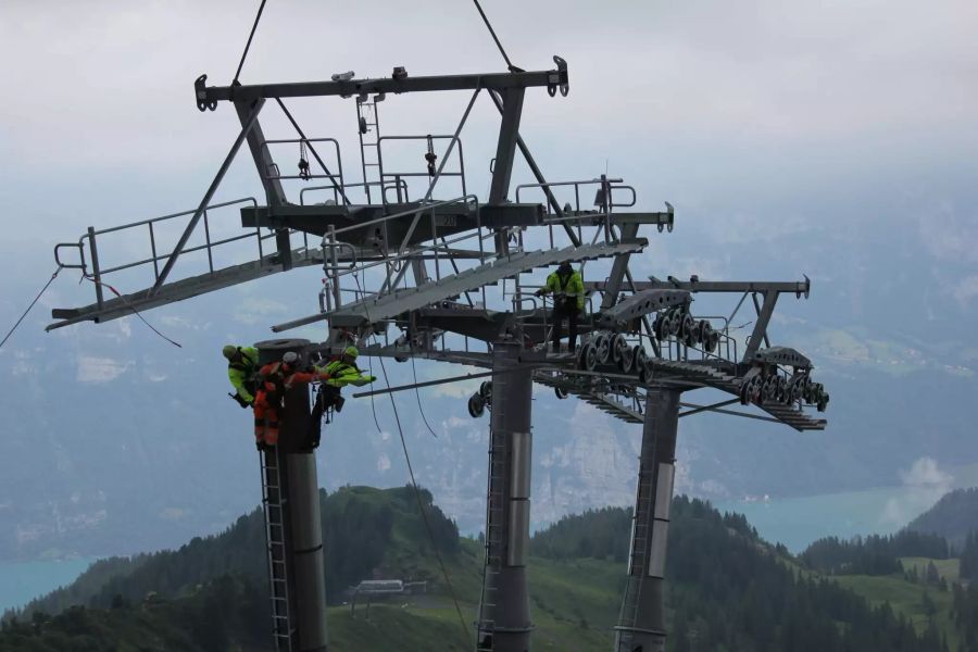 Bauarbeiter montieren am 08.07.19 ein Seilrollen-Element der neuen 8er-Gondel auf dem Flumserberg SG.