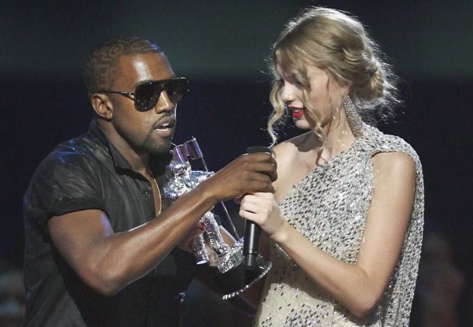 2009 reisst Kanye West Gewinnerin Taylor Swift an den MTV Music Awards das Mikrofon aus der Hand. taylor swift