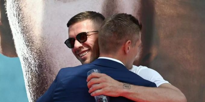 Lukas Podolski war bei der Premiere der Dokumentation über Nationalspieler Toni Kroos in Köln. Foto: Henning Kaiser Lukas Podolski war bei der Premiere der Dokumentation über Nationalspieler Toni Kroos in Köln. Foto: Henning Kaiser