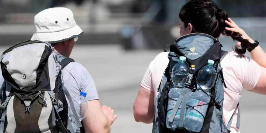 Rat der Orthopädin: Ein Rucksack ist zu empfehlen, weil er symmetrisch getragen wird und keine einseitigen Belastungen verursacht. Foto: Oliver Berg/Illustration