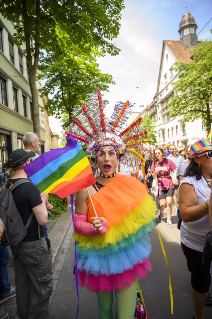 Die Teilnehmer der Gay Pride Parade in Zürich präsentieren sich in alle Regenbogenfarben. Gay Pride Parade