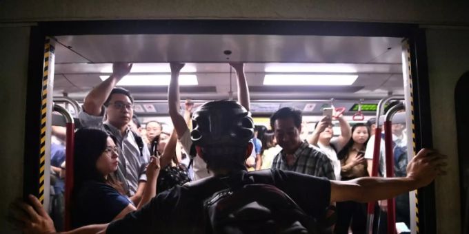 Demokratieaktivist blockiert U-Bahn in Hongkong Demokratieaktivist blockiert U-Bahn in Hongkong