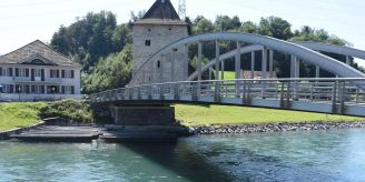 Uznach - Beim Sprung ins Wasser verletzt