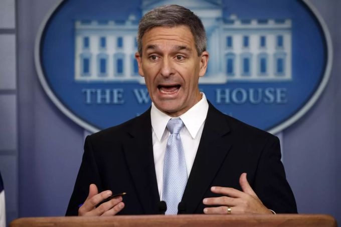 Ken Cuccinelli spricht zu Journalisten. Trump
