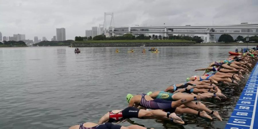 Die Wassertemperaturen im Odaiba Marine Park sollen zu hoch sein. Foto: Jae C. Hong/AP
