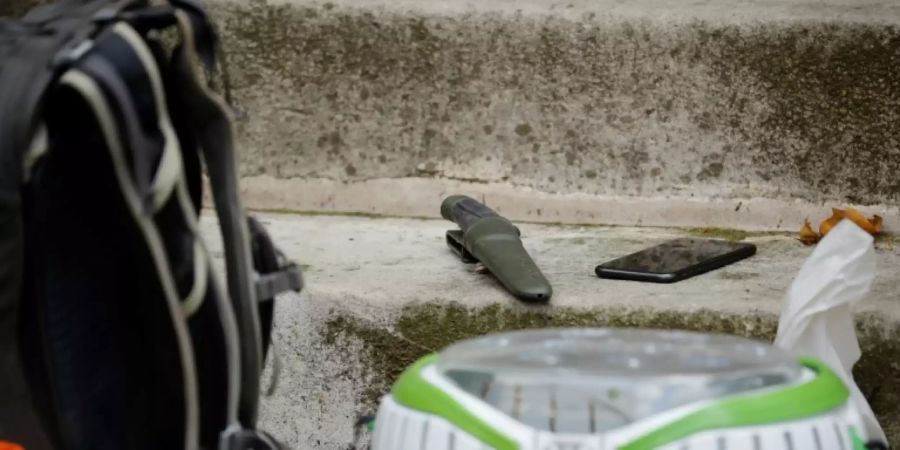 Messer mit Scheide und andere Objekte am Tatort