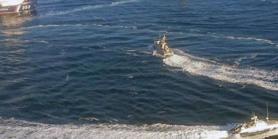 Ukrainische Marineboote fahren an der Halbinsel Krim in der Nähe der Meerenge zum Asowschen Meer in Gewässern, die von Russland beansprucht werden. Foto: Tass/dpa +++ dpa-Bildfunk +++