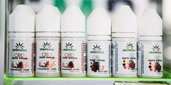 Mehrere Fläschchen von CBD-Prdodukten stehen am 28.03.19 aufgereiht bei einem Vorstellungs-Event von Vapevent in Brooklyn, New York (USA). CBD Hanf