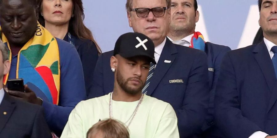 Neymar (Bildmitte) mit seinem Sohn auf der Tribüne beim Finalsieg von Gastgeber Brasilien über Peru