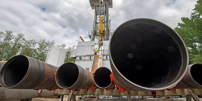 In der Nähe des Baggersees Weingarten (Kreis Karlsruhe) steht ein Bohrturm, mit dem eine Probebohrung nach Öl durchgeführt wird. Die Arbeiten des Heidelberger Unternehmen Rhein Petroleum sollen maximal vier Wochen dauern und etwa 900 Meter in die Tiefe reichen. Probebohrung nach Erdöl in Weingarten