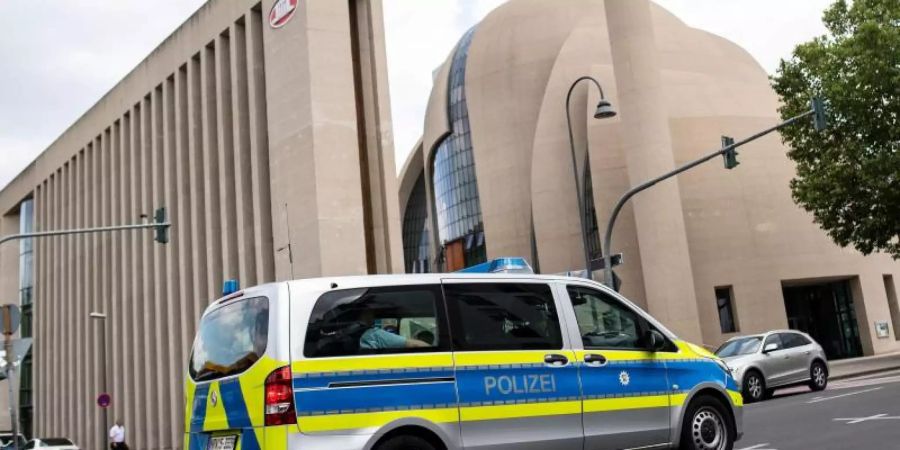 Polizeiwagen vor der Kölner Zentralmoschee. Foto: Marius Becker