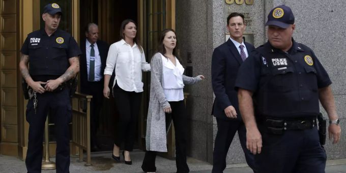 Courtney Wild (links) und Michelle Licata verlassen das Gerichtsgebäude in New York. Sie beide werfen dem US-Milliardär Jeffrey Epstein vor, sie missbraucht zu haben, als sie noch minderjährig waren. Jeffrey Epstein Minderjährige