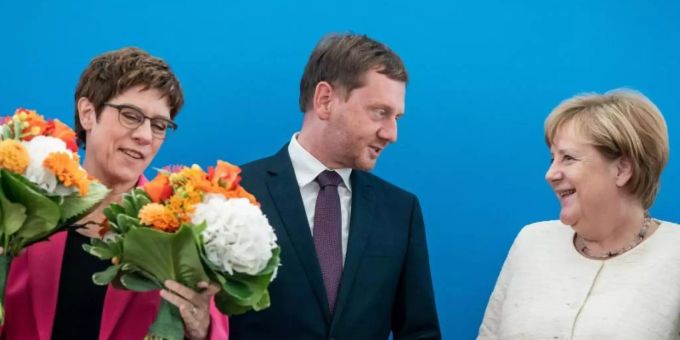 CDU-Chefin Kramp-Karrenbauer, Sachsens Ministerpräsident Kretschmer und Kanzlerin Merkel im Konrad-Adenauer-Haus in Berlin. Foto: Michael Kappeler CDU-Chefin Kramp-Karrenbauer, Sachsens Ministerpräsident Kretschmer und Kanzlerin Merkel im Konrad-Adenauer-Haus in Berlin. Foto: Michael Kappeler