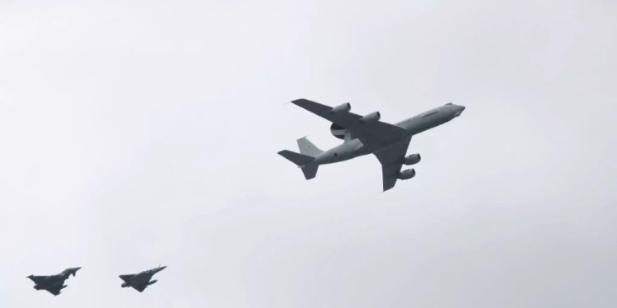 Flugzeuge bei Militärparade zum 14. Juli in Paris