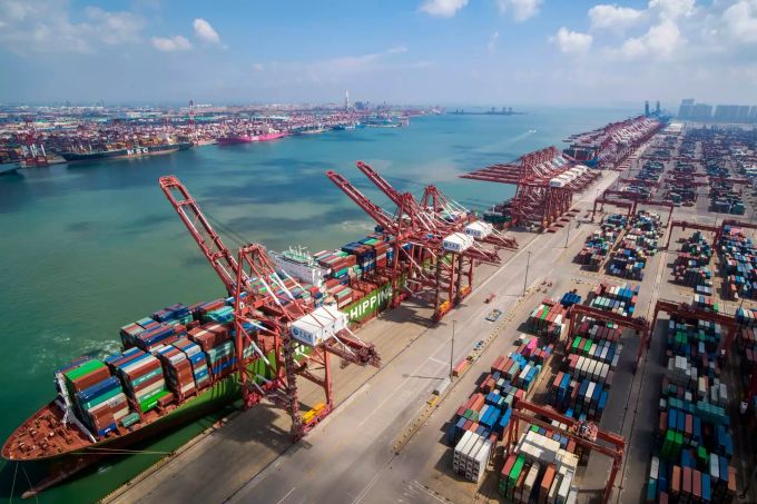 Ein Containerschiff liegt im Hafen in der ostchinesischen Provinz Shandong. Handelskrieg