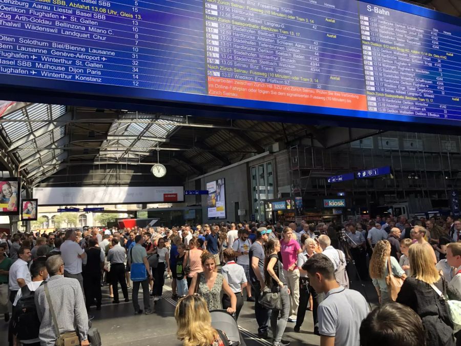 Die SBB und viele weitere gedenken in einer Schweigeminute den verunfallten Zugbegleiter.