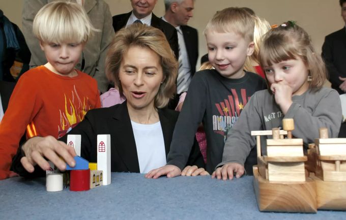 Die damalige Bundesministerin für Familie, Senioren, Frauen und Jugend, Ursula von der Leyen, spielt während eines Besuches der Kindertagesstätte «Kasten» mit Kindern. Ursula von der Leyen