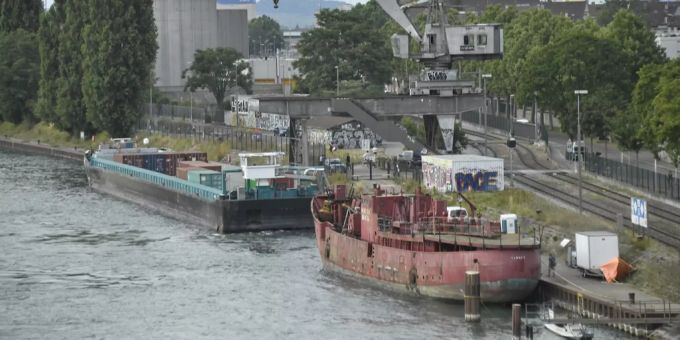Die Polizei sperrte nach dem Alarm den Rhein für Schiffe. kontrolle brücken.