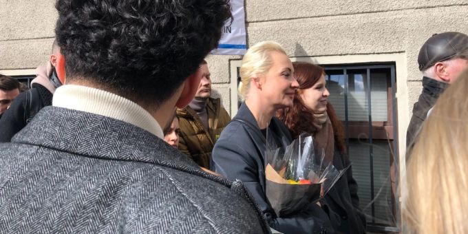 Nawalnaja vor der russischen Botschaft in Berlin. Nawalnaja