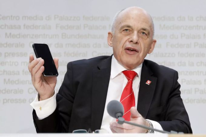 Ueli Maurer hält ein iPhone. Für den Bundesrat gelten strenge Regeln im Umgang mit Nachrichten und Telefonaten. Bundesrat