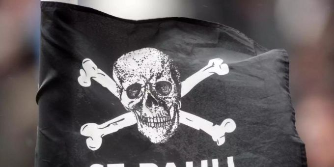 Eine Eckfahne des FC St. Pauli mit dem Totenkopf-Logo weht im Wind. Foto: Malte Christians/dpa Eine Eckfahne des FC St. Pauli mit dem Totenkopf-Logo weht im Wind. Foto: Malte Christians/dpa