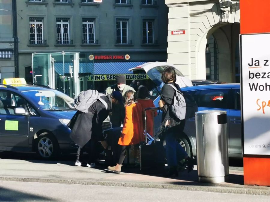 Schliesslich ruft die vierköpfige Familie ein Taxi.
