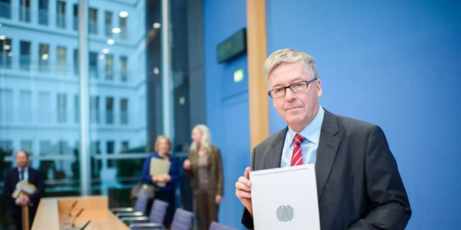Wehrbeauftragter mit Werhrbericht