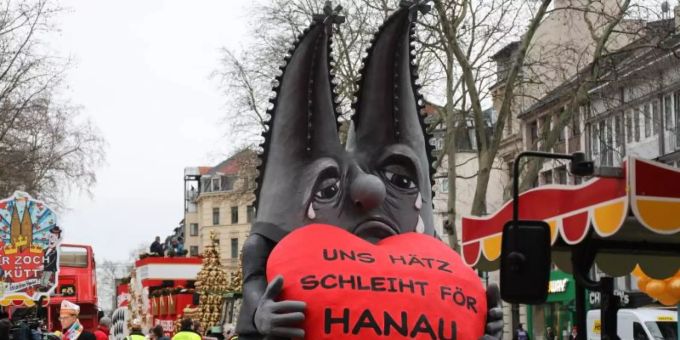 Trauer im Karneval: Motivwagen zum Anschlag von Hanau vor dem Rosenmontagszug in Köln. Foto: Oliver Berg/dpa hanau trauer