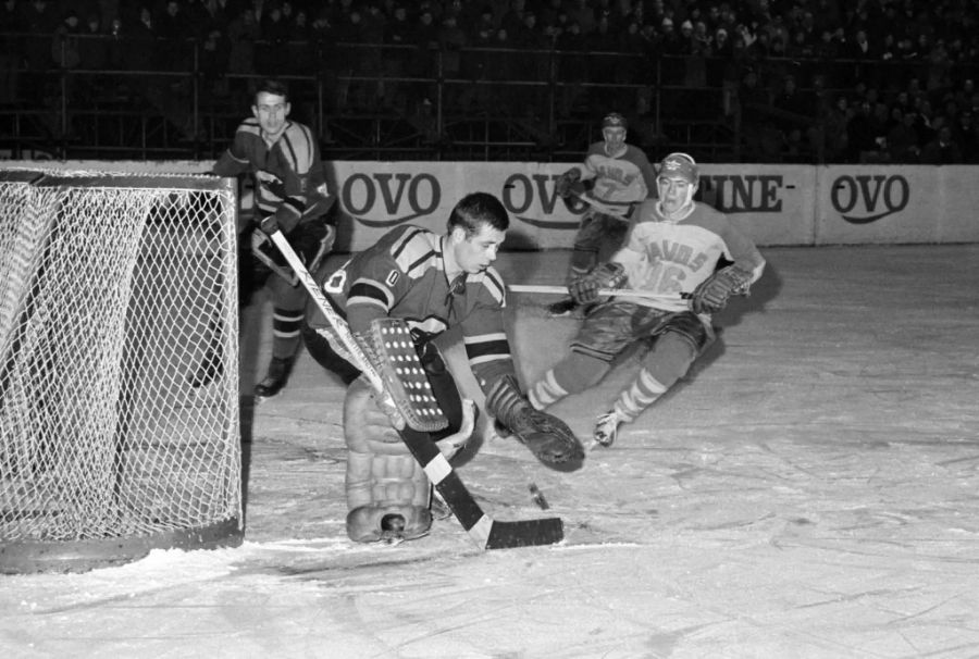 0: René Kiener lässt den Puck in seinem Handschuh verschwinden.