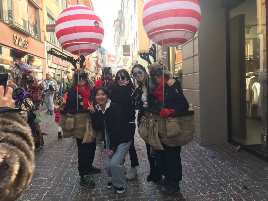 Auch die Touristen amüsieren sich über die bunten Kostüme.