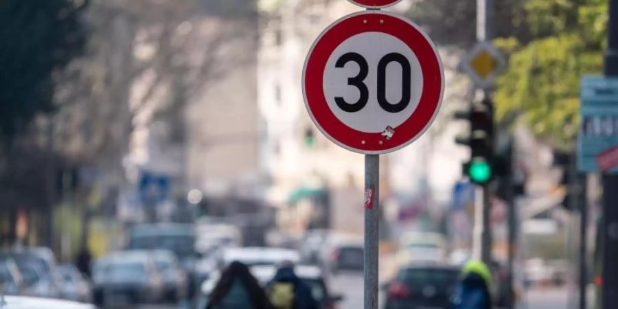 Verkehrssünder müssen mit höheren Bussgeldern rechnen. Für das Parken auf Geh- und Radwegen können bis zu 100 Euro fällig werden. Das Halten auf sogenannten Schutzstreifen für Radler wird verboten. Foto: Frank Rumpenhorst/dpa