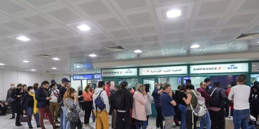 In Tunis warten Franzosen auf einen Rückflug in die Heimat