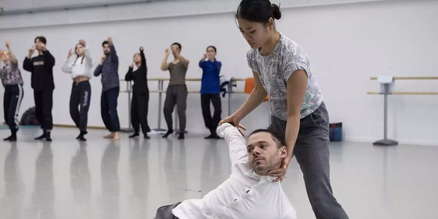 «Leonce und Lena» als Tanzstück in Bern: Wenige Tage vor der Premiere gibt Momoko Higuchi ihrer Rolle als zornige und auf Veränderung zielende Lena den letzten Schliff. Ihr Partner Leonce (Andrey Alves) hat dabei den schwächeren Part.
