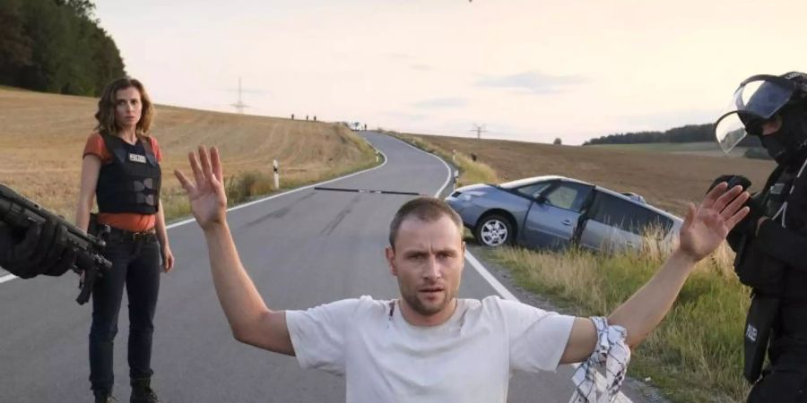 Louis Bürger (Max Riemelt) hat die Ausweglosigkeit der Lage erkannt - er lässt sich festnehmen. Foto: MDR/W&amp;B Television/Michael Kotschi/dpa