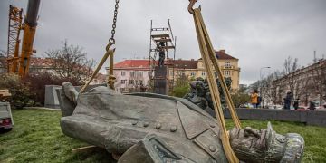 statue prag moskau