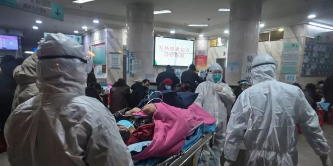 Mediziner behandeln einen Patienten im Krankenhaus in Wuhan Mediziner behandeln einen Patienten im Krankenhaus in Wuhan